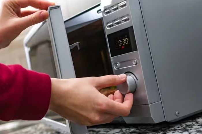 What Is A Microwave And How Does It Work To Heat Food Quickly And Efficiently?