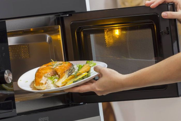 What is the Science Behind Microwave Heating and How Does it Work?