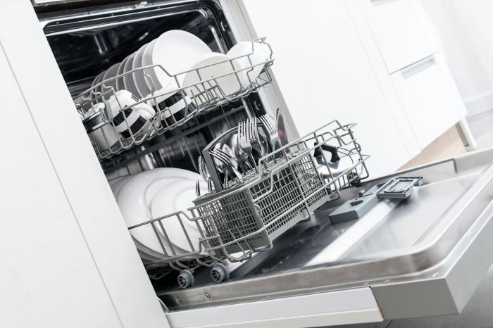 What Is The Difference Between Hand-Washing And Dishwasher Cleaning Methods?
